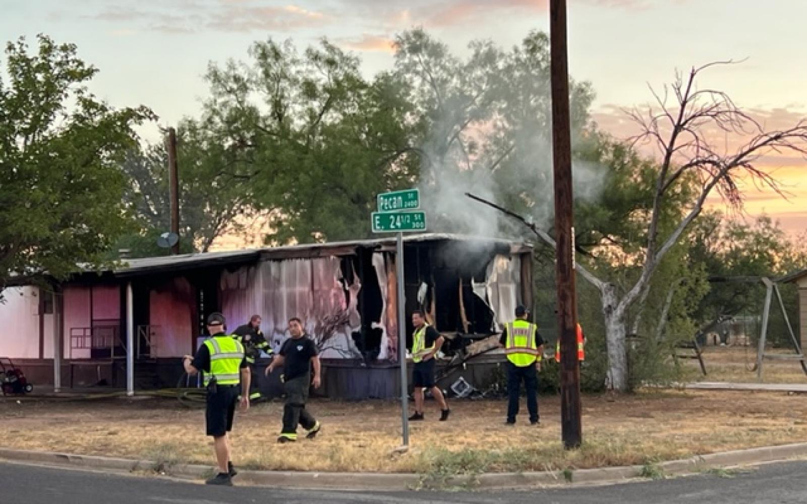 Mobile Home Fire Pecan St. & 24 1/2 St. (LIVE! Photo/Yantis Green)