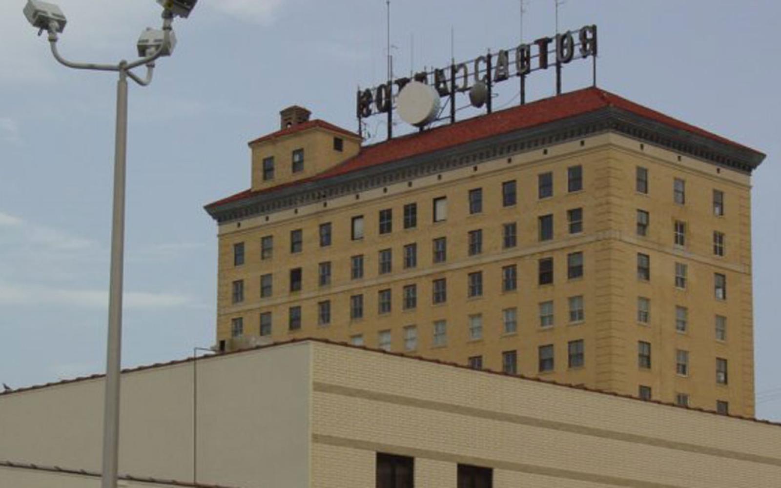 A photo of the sign intact circa mid-2000s (Emporis)