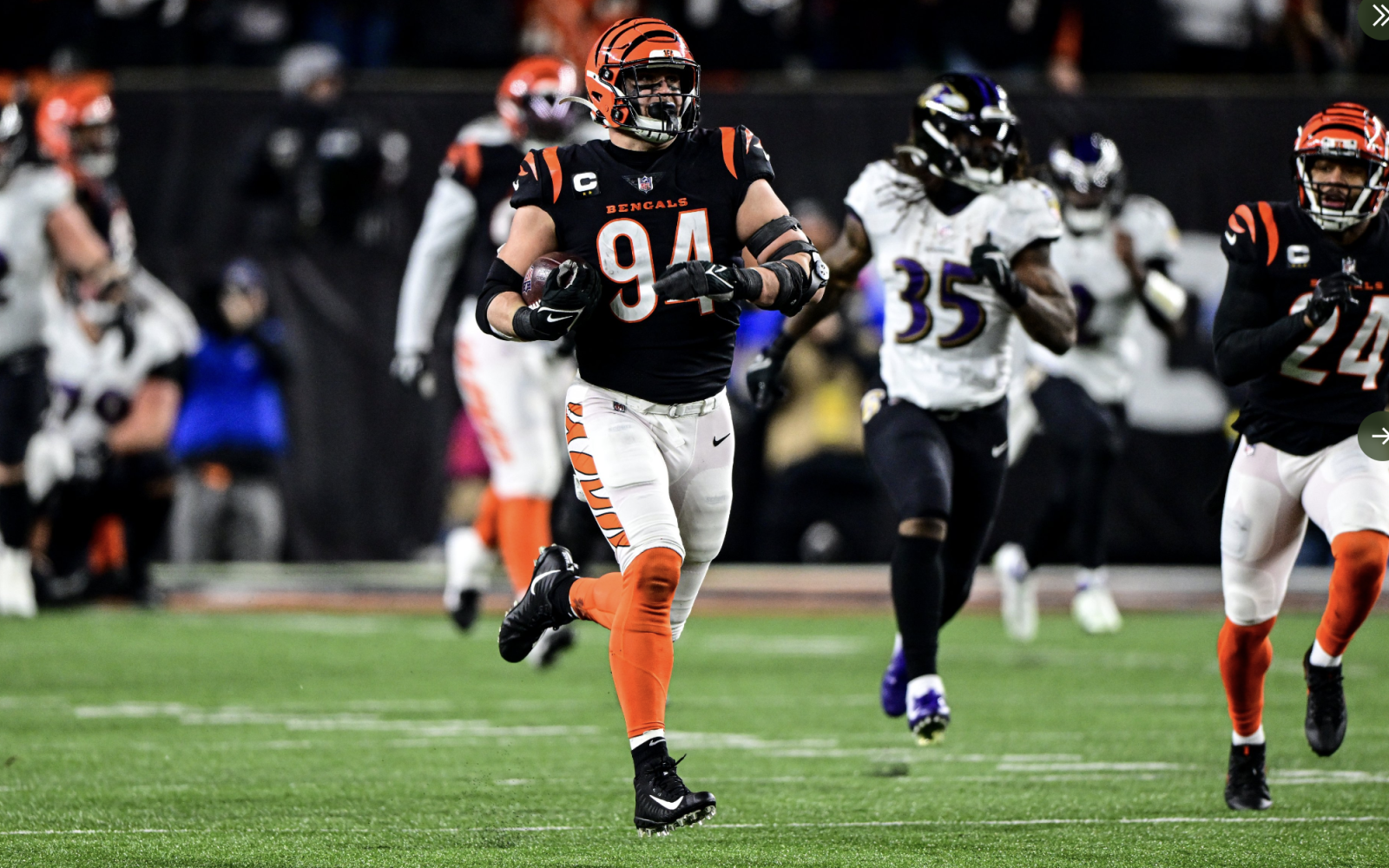 Bengals' DE Sam Hubbard returns a fumble 98 yards for a touchdown.