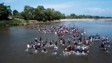 Illegal Migrants Crossing the Rio Grande (Courtesy/CBN)