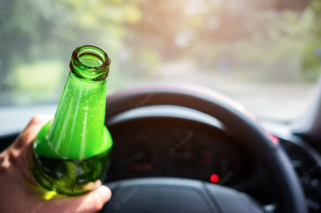 Open Alcohol Container While Driving (Courtesy/freepik)