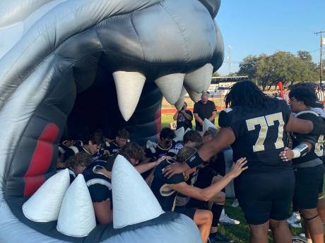 Nasir Menefield (77) and the Brady Bulldogs pray before the game against the Ozona Lions on Sept 12, 2025.