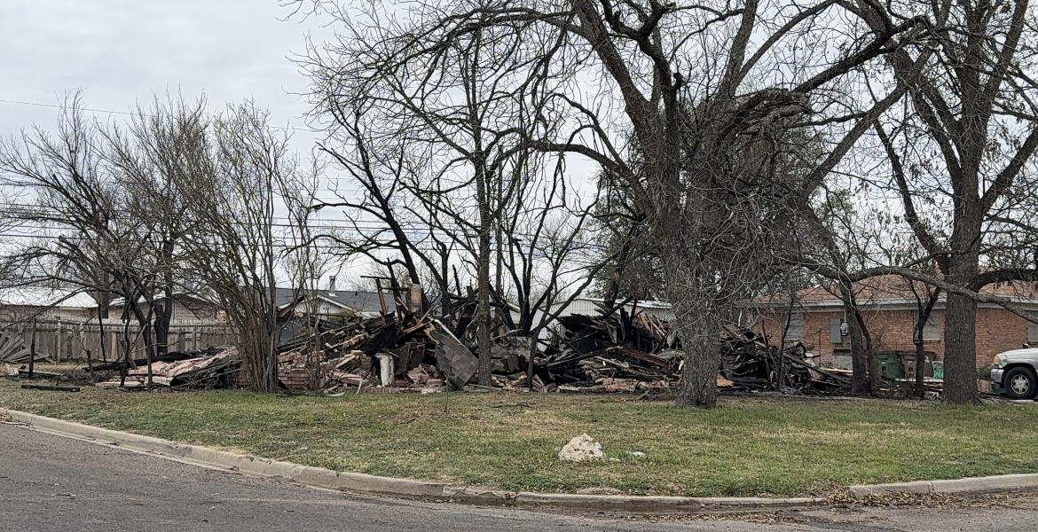  A fire engulfed a home at the intersection of Clairmont and Van Zandt streets late Wednesday night, leaving one person displaced and prompting an ongoing investigation into the cause.